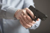 Achtung, Überfall: Mann raubt mit Waffe Tankstelle aus