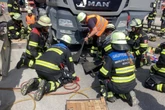Mehrere Meter von Lkw mitgeschleift: Seniorin muss von Feuerwehr freigeschnitten werden