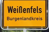 Mann beleidigt Kinder fremdenfeindlich - und droht mit Bierflasche!