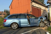 Insekt verursacht Unfall: Fahrerin und Kind schwer verletzt