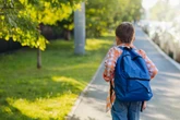 Männer wollen Jungen in ihr Auto ziehen: Achtjähriger rettet sich im letzten Moment