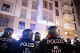 Polizisten in Hinterhalt gelockt oder doch Polizeigewalt? Politiker verletzt