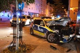 Polizeiauto im Einsatz kollidiert mit BMW und kracht gegen Wand