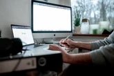 Softwareentwickler muss im Homeoffice aus Fenster springen - kein Arbeitsunfall!