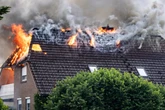 Blitzeinschlag? Mehrfamilienhaus lichterloh in Flammen