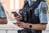Fahrgast filmt Frau unter den Rock: Zeugin filmt zurück