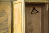 Frau kann nicht mehr schlafen, nachdem sie eingeritzte Botschaft im Kleiderschrank entdeckt hat
