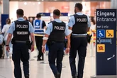 Passagier darf nicht in Urlaubsflieger, dann klicken die Handschellen