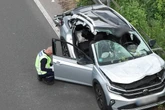 Reh durchschlägt Scheibe: Heftiger Wildunfall auf A44 - Fahrerin in Wrack gefangen