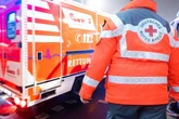 Mann klaut Lieferdienst-Wagen und kracht damit in Auto: Schwangere Frau in Klinik