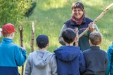 Zapfenzielwerfen statt Mario Kart: Hier spielen Kinder wirklich im Wald