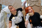 Ein Theaterstück zum Mitmachen: Hier entsteht eine neue Welt aus Papier