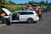 Zwei Verletzte bei Unfall im Leipziger Norden: Mercedes kippt auf die Seite