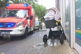 Kleinkind rollt mit Kinderwagen in Rheinzufluss: Eltern springen hinterher!