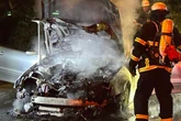 Ganz in der Nähe eines Krankenhauses: Mercedes steht in Flammen