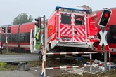Krankenwagen bleibt auf Bahngleisen stehen: Patientin stirbt bei Unfall mit Zug