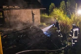 Feuerwehreinsatz im Erzgebirge: Anbau eines Gartenhauses in Flammen