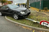 Unfall am Gartencenter: Rentner fährt seine Ehefrau über den Haufen
