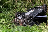 T-Roc fliegt 50 Meter durch die Luft und kracht gegen Baum: Fahrer (31) hat riesiges Glück