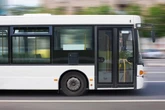 Vollsuff-Teenie klaut Linienbus und baut Unfall: Polizei übergibt ihn an seine Eltern