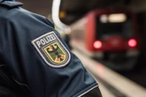 Mann betritt Gleise zum Pinkeln, dann fährt die S-Bahn ein