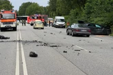 Heftiger Crash mit sechs Fahrzeugen auf Verkehrsader: Mehrere Menschen verletzt