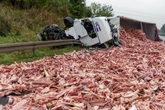 Nutella und ein fleischiges Meer: Heftiger Lkw-Unfall auf A7