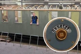 Schmalspur-Waggon wird von Liebhabern aufgepeppt: Ein neues Klo für die alte Staatseisenbahn