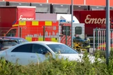 Gabelstapler trifft ihn am Bein: Speditions-Mitarbeiter bei Arbeitsunfall eingeklemmt