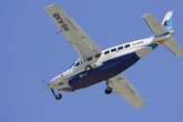 Flugzeug stürzt bei Landeanflug ab und geht in Flammen auf - Pilot und Passagier retten sich in letzter Sekunde