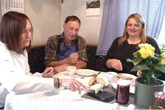 Bauer sucht Frau: Hofdame erwischt Kontrahentin "in flagranti", dann fliegt eine raus