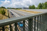 Schock-Moment an Autobahn-Brücke: Jugendliche werfen Stein auf fahrendes Auto