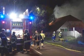Flammen schlagen aus Wohntrakt: Einsatzkräfte retten Tiere, sechs Hunde noch immer vermisst