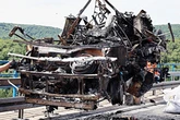 Das war mal ein Wohnmobil! Fahrzeug geht auf Autobahn in Flammen auf