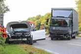 Unfall auf der A23: Lkw crasht in Auto und Leitplanke, Sperrung!