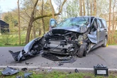 Hund ausgewichen? Auto kracht gegen Hausecke, Fahrer schwer verletzt