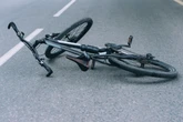 Junger Skoda-Fahrer übersieht Radfahrer beim Abbiegen: Biker schwer verletzt