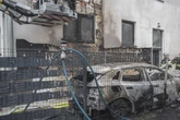 E-Auto in Flammen: Feuer greift auf Wohnhaus über