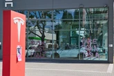 An Musks Geburtstag: Wieder Farbattacke auf Tesla Center in Berlin