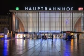 Schock-Moment an Gleis 9! Frau muss plötzlich reanimiert werden