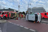 Heftiger Crash am Alex: Auto kippt auf Seite