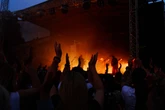 Metal-Festival: Mann will mit bloßer Faust Autoscheibe einschlagen, geht auf Besucher los