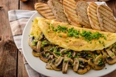 5-Minuten-Omelette mit Pilzen: Diese Zutat macht es besonders cremig