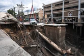 Erdrutsch in Millionenstadt: 50 Meter tiefes Loch verschlingt Straße vor Krankenhaus