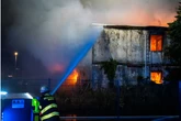 Bürocontainer lichterloh in Flammen: 3000 Liter Wasser pro Minute zum Löschen