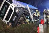 Unglück auf A4! Lkw kippt in Graben - Crash mit Verletzten nach Rückstau!