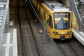 Mann mit Schusswaffe in Stadtbahn gesichtet: Polizei Stuttgart sucht Zeugen