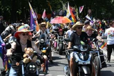 Rekordhitze hält niemanden auf: Tausende ziehen beim CSD durch Straßen
