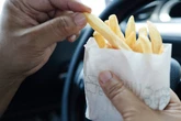 Die Pommes-Polizei: Burger-Menü während der Fahrt führt zu Einsatz