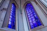 Roller angezündet und Kirchenfenster beschädigt: Polizei schnappt mutmaßliche Brandstifter